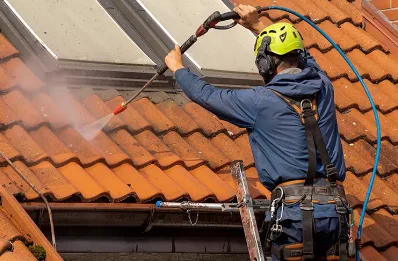 Démoussage et hydrofuge de toiture au Juch